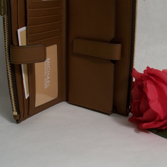 Michael Kors Signature Canvas Smartphone Wallet - Picture 5 of 8